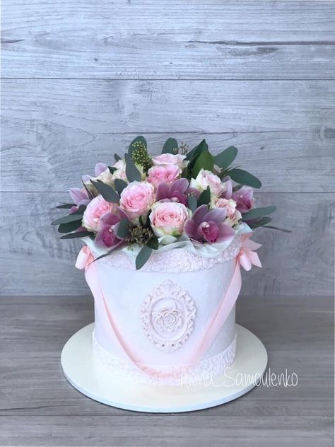 Flower Box Cake, Cake Decorating Roses, Cat Fondant, Decorator Frosting Recipe, 65 Birthday Cake, Chocolate Cake Decorating, Present Cake, 80 Birthday Cake, Cake Hacks