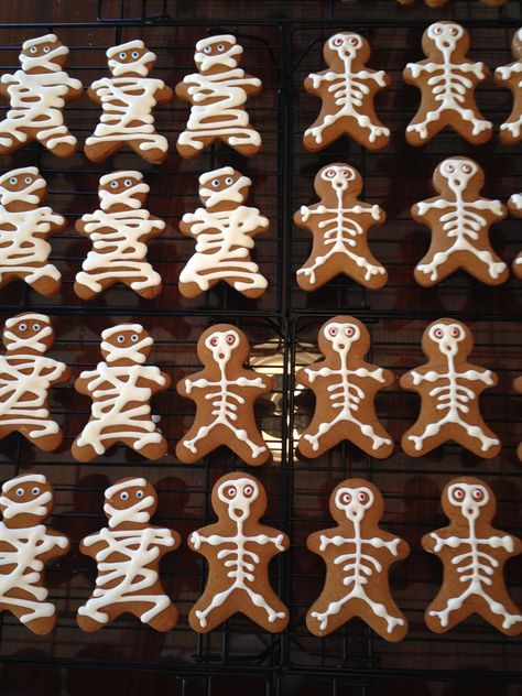 Vampire Gingerbread Men, Headless Gingerbread Man, Gingerbread Skeleton Cookies, Skeleton Gingerbread Men, Skeleton Biscuits, Gingerbread Mummies, Gingerbread Skeletons, Boyfriend Cookies, Kid Friendly Halloween Party