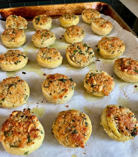 Stuffed Artichoke Bottoms, Artichoke Bottoms, Artichoke Heart Recipes, Canapes Recipes, Pizza Appetizers, Artichoke Recipes, Party Food And Drinks, Long Drive, Light Lunch