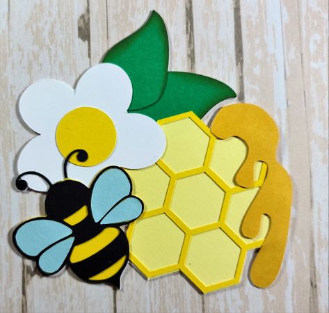 Honey Bee Craft, Bee Embellishment, Bee Scrapbook, Soft Board Decoration, Honey Bee Theme, Bee Craft, Bee Classroom, File Decoration Ideas, Kindergarten Projects