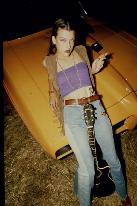 90s Movie Character, Movie Character Outfits, Dazed And Confused Movie, 1990 Style, Party Crop Tops, Milla Jovovich, Dazed And Confused, Linda Evangelista, Rock N’roll