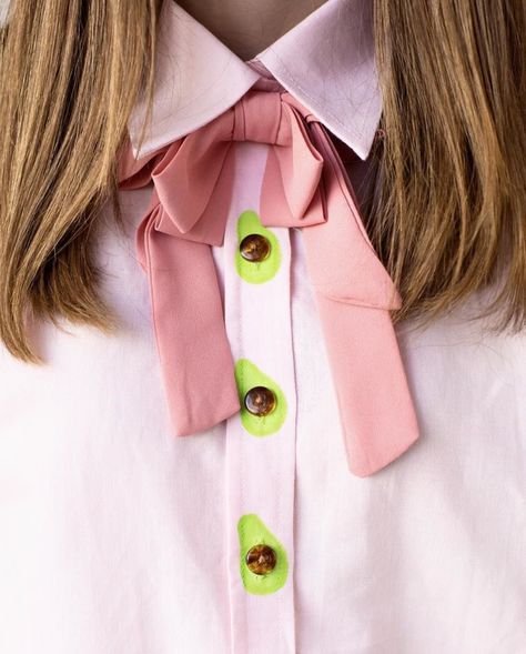 Avocado buttons via @studiodiy Avocado Buttons, Avocado Shirt, Diy Fashion Trends, Studio Diy, Diy Vetement, Diy Fashion Clothing, Clothes Diy, Green Fabric, Fashion Details