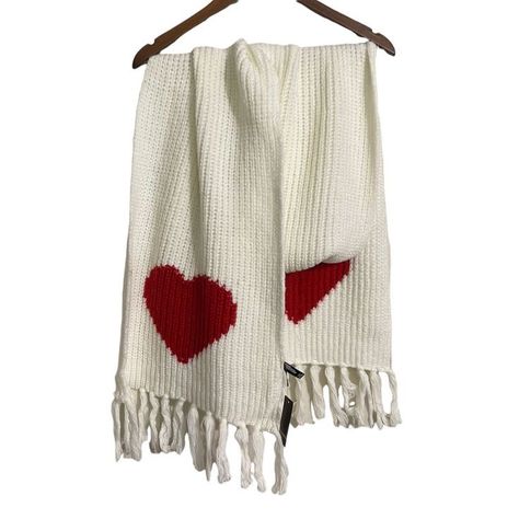 Cute Knitted Scarf, Heart Scarf Knitting Pattern, Aesthetic Scarf, Red Knit Scarf, Cute Scarves, Knitted Scarfs, Scarf Aesthetic, Heart Scarf, Knit Heart