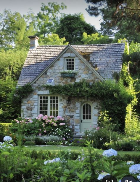 English Tudor Garden, England Cottage Aesthetic, Cottage Like Home, Cute Brick House, Countryside Bungalow, Old European Farmhouse, Small Cozy House Exterior, Tutor Cottage, Old English Cottage Exterior