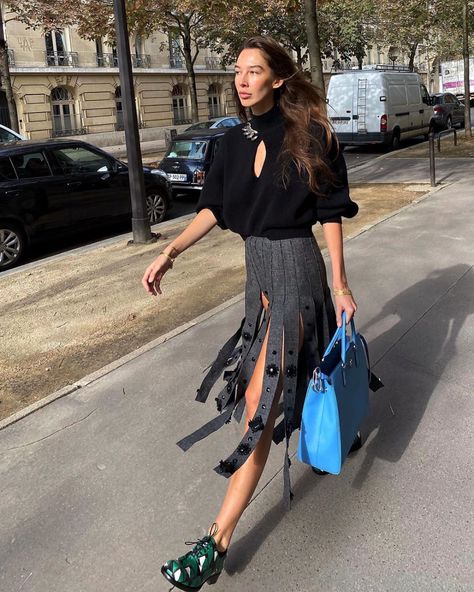 This Prada fringed midi skirt is in every fashion girl's fall uniform Prada Street Style, Fringe Skirt Outfit, Style Influencers, Prada Skirt, Leather Midi Skirt, Winter Skirt, Influencers Fashion, Street Style Chic, Street Style Inspiration