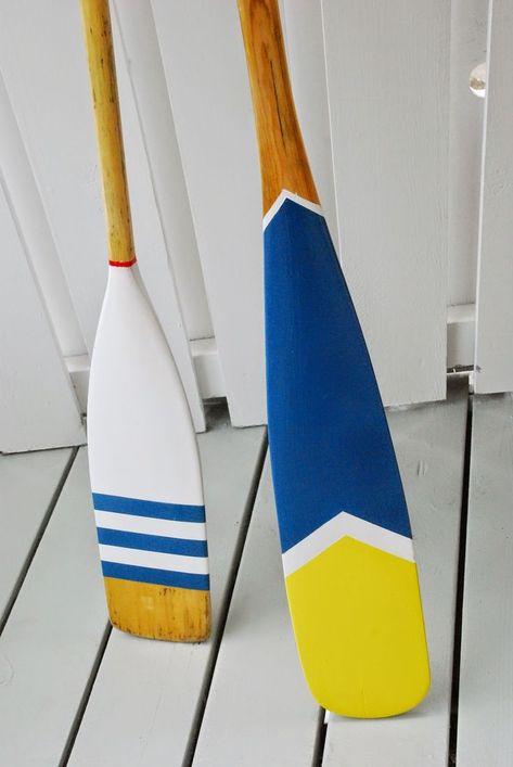 Beach Birdhouse, Coastal Family Room Ideas, Boat Oars Decor, Painted Oars, Paddle Decor, Oar Decor, Painted Paddles, Wooden Oars, Diy Nautical