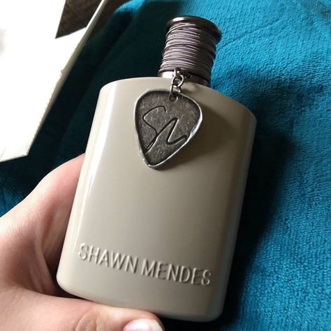 Shawn Mendes Signature, Britney Spears Fantasy, Shawn Mendes Quotes, Shawn Mendes Memes, Shawn Mendes Imagines, Guitar Pick Necklace, Signature Necklace, Filigree Design, Shawn Mendes