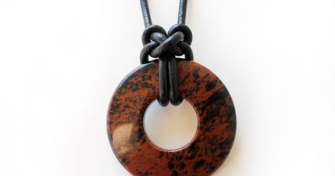 You have a nice donut bead/stone and want to wear it as a pendant but do not know how to present it better? Today I will show how to make ... Knotted Necklace Diy, Necklace Knots, Donut Jewelry, Bear Claw Necklace, Leather Cord Jewelry, Washer Jewelry, Donut Pendant, Claw Necklace, Hemp Necklace