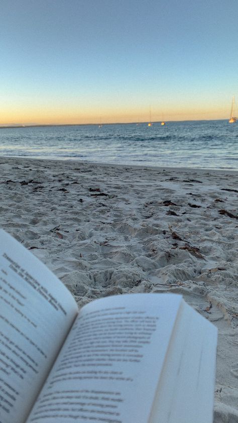 #aesthetic #booktok #books #reading #beach #vacation Reading On Vacation, Lecture Aesthetic, Alexa + Core + Aesthetic, Reading On The Beach, Summer Core, Booktok Books, Study Aesthetics, Pretty Views, Emily Henry