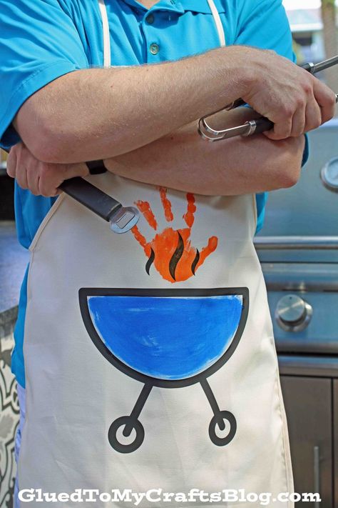 Handprint Grilling Apron - Gift Idea For BBQ Loving Dads Apron Craft, Handmade Father's Day Gifts, Diy Father's Day Crafts, Grilling Apron, Fathersday Crafts, Father's Day Activities, Homemade Fathers Day Gifts, Diy Apron, Cadeau Parents