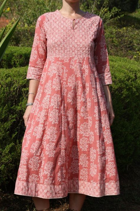 Cotton Kurta Simple Kurti Designs, Designer Kurti Patterns, Long Kurti Designs, Batik Fashion, Salwar Kamiz, Pakistani Fashion Party Wear, Stylish Dresses For Girls, Indian Designer Outfits, Designs For Dresses