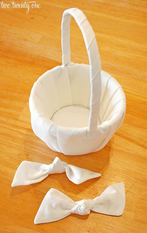 Need to try! Diy Flower Girl Basket, Bridesmaid Baskets, Wedding Bucket, Wedding Dress Crafts, Wedding Cake Fresh Flowers, Diy Rope Basket, Bride Ideas, Wedding Flower Girl Basket, Diy Embroidery Designs