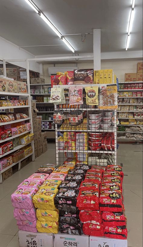 Circle K Store Aesthetic, Korean Grocery Food, Korean Convince Store Food, Korean Grocery Store Aesthetic, Korean Convience Store Aesthetic, Korean Noodles Aesthetic, Korean Store Aesthetic, Ramen Store, Convince Store