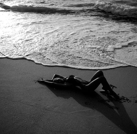 Beach Photo Session, Black And White Beach, Summer Picture Poses, Bali Beaches, Beach Events, Foto Shoot, Shotting Photo, Beach Pictures Poses, Beach Photography Poses