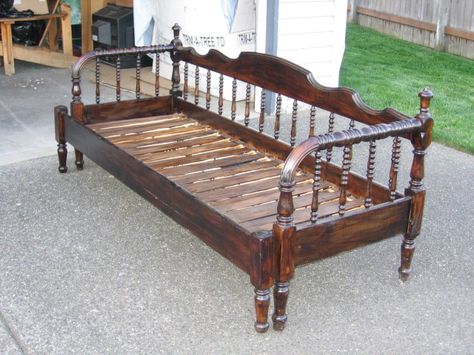 Vintage Trundle Bed, Victorian Daybed, Jenny Lind Daybed, Daybed Vintage, Daybed Diy, Antique Daybed, Vintage Daybed, Spool Bed, Jenny Lind Bed