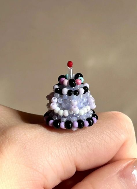 Beaded Cake Tutorial, Pipe Cleaner Crafts For Adults, Beaded Cake, Diy Beaded Rings, Seed Bead Crafts, Bead Charms Diy, Diy Bracelets Patterns, Handmade Jewelry Tutorials, Beaded Crafts