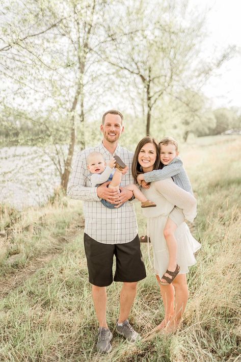 Young Family Of 4 Photo Ideas, Young Family Photoshoot, Family Photos Candid, Family Of Four Poses, 22 Photoshoot, Family Of 4 Picture Poses, Outdoor Family Photoshoot, Fam Photos, Family Photoshoot Poses