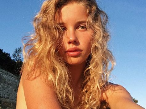 OLIVIA on Instagram: “Curly 🌞” Model Tips, White Blonde, Hair Care Tips, Beach Waves, White Hair, Pretty Face, Pretty Hairstyles, Wavy Hair, Hair Looks