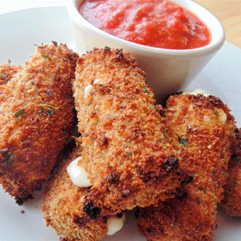 Light and Baked Mozzarella Sticks Baked Mozzarella Sticks, Baked Mozzarella, Brunch Sandwich, Mozzarella Sticks Recipe, Toaster Oven Recipes, Comfort Desserts, Classic Appetizers, Mozzarella Sticks, Cheese Sticks