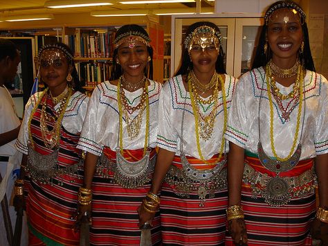 young afar women from Djibouti Afar Women, Afar Tribe, Afar People, Oromo People, Mini Braids, Ethiopian Culture, Mother Africa, Horn Of Africa, Wedding Dress Men