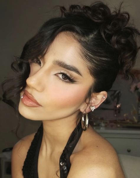 Hair Styles With Long Dress, Hairstyles Kali Uchis, Salvadorian Hairstyle, Kali Uchis Hairstyles Long Hair, Black Long Dress Hairstyle, Kali Uchis Updo Hairstyles, Selena Updo, 2000s Formal Hairstyles, Birthday Hair Medium Length