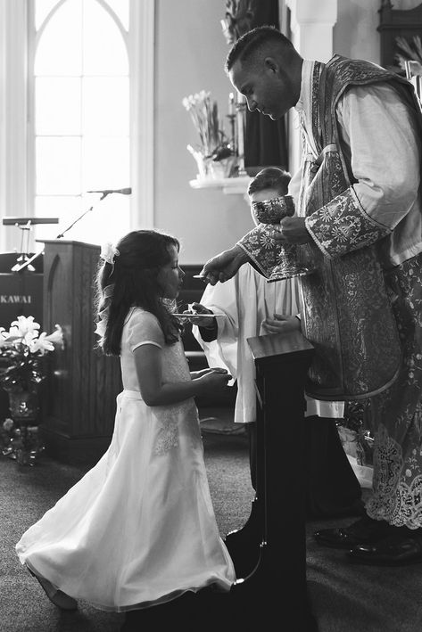 First Communion Photo Ideas, Confirmation Ideas, Catholic Communion, Holy Eucharist, Work Photography, St Benedict, Eucharist, First Holy Communion, Holy Communion