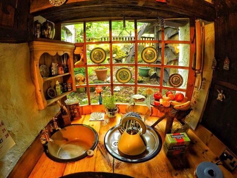 Tolkien's fan built a Hobbit house in the Scottish village - Unusual Places Hobbit Homes, Wooden Toilet Seats, Casa Hobbit, Wooden Beams Ceiling, Hobbit Hole, Cob House, Wooden Staircases, Casa Container, Hobbit House