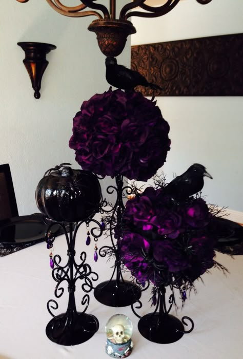 Purple Gothic Wedding Decorations, Black Purple Table Setting, Plum And Black Wedding Centerpieces, Halloween Wedding Black And Purple, Elegant Halloween Centerpieces, Black And Purple Halloween Party, Halloween Theme Quinceanera, Purple And Black Quinceanera Ideas, Halloween Themed Quinceanera