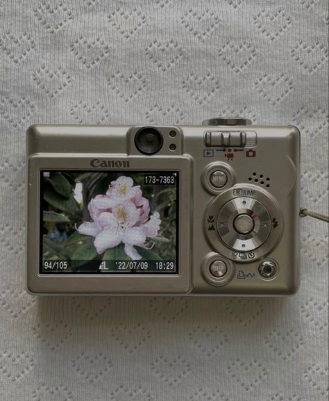 Cute Camera, Retro Gadgets, Lauryn Hill, Camera Digital, Art Ancien, Vintage Cameras, Vintage Camera, Pretty Pictures, Girly Things