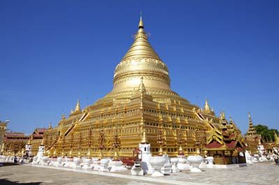 The gold plated Shwezigon Pagoda in Bagan Burma Bagan Sunrise, Beauty Land, Bagan Myanmar, Myanmar Travel, Buddhist Monk, Bagan, Service Trip, Country Art, San Sebastian