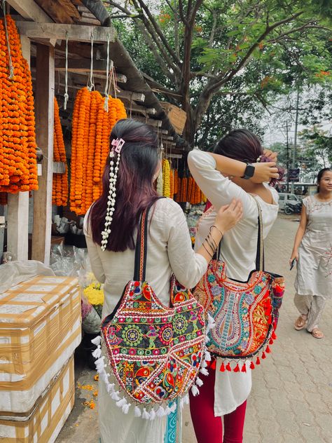 Desi indian wear flower market Guwahati aesthetic flower Rajasthani Jaipur desi women kurties gajra India indian women besties sisters hand embroidery traditional wear summer Hindi songs payel jhumka Desi Market Aesthetic, Indian Flower Market Aesthetic, Indian Besties Aesthetic, Janpath Market Aesthetic, Summer Aesthetic Indian, Gajra In Hands Aesthetic, Desi Summer Aesthetic, Indian Market Aesthetic, Guwahati Aesthetic