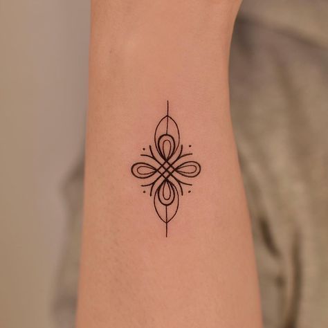 Little Tattoos on Instagram: “Opinions? 😍 👉 @littletattoosz follow for more posts -------------------------------------------- follow: @littletattoosz…” Celtic Tattoo For Women, Small Tattoos Ideas, Small Tattoos For Women, Simple Tattoos For Women, Minimal Tattoos, Airbrush Tattoo, Tattoos For Girls, Celtic Tattoo, Simple Tattoo Designs