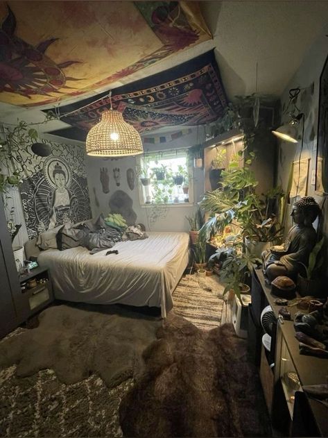 Mystical Bedroom Cozy, Flower Wallpaper Room, Boho Decor Ideas, Dream Bedroom Inspiration, Cool Room Decor, Hippy Room, Chill Room, Room Redesign, Future Room