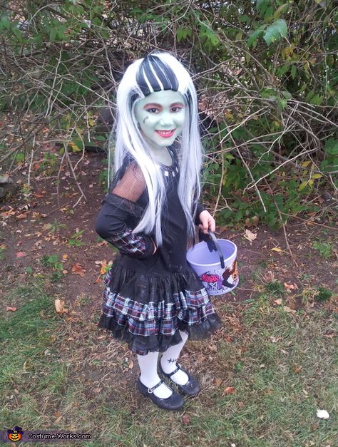 Shirley: My daughter Kayla wanted to be a monster high doll, she already had the dress for Frankie stein and stockings. all I had to get was a wig that was... Frankie Stein Costume, Be A Monster, Homemade Costume, Costume Works, Frankie Stein, Halloween Costume Contest, Costume Diy, Costume Contest, Monster High Doll