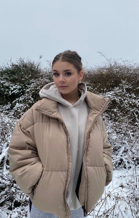 Image in NUDE collection by 𝚉𝙾𝙴 on We Heart It H And M Puffer Jacket, Aesthetic Puffer Jacket Outfit, Beige Down Jacket Outfit, Outfits With Beige Jacket, Winter Outfits France, Beige Winter Jacket Outfit, Winter Outfit Puffer Jacket, Puffer Jacket Outfit Beige, Beige Puffer Outfit