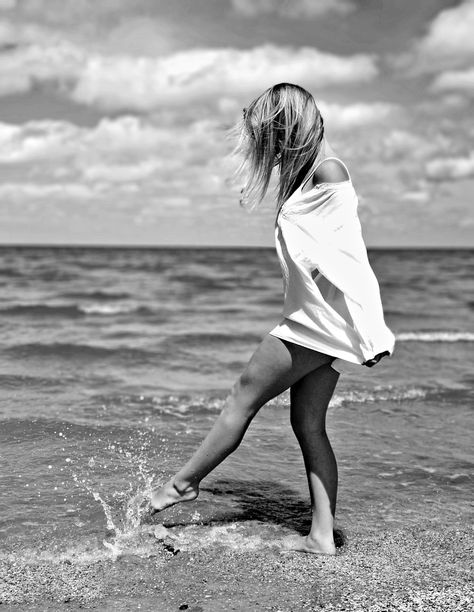 Black And White Beach Photoshoot, Black And White Beach Photos, Plus Size Beach Photoshoot, Women In Beach, Black And White Beach Photography, Black And White Glamour, Idea For Wall, Beach Photography Ideas, Self Photoshoot