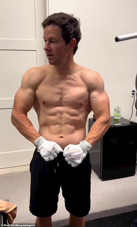 Mark Wahlberg shows off his shredded figure and punches a friend in the stomach at the gym Mark Wahlberg Videos, Mark Wahlberg Muscle, Mark Wahlberg Calvin Klein, Actor Mark Wahlberg, Shirtless Actors, Marky Mark, Christian Grey Jamie Dornan, Workout Buddy, Brandon Routh