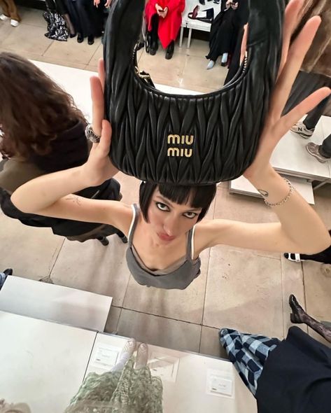 Miu miu maria bottle desfile influencer Maria Bottle, Mary I, Maria B, Female Artists, Celebrity Crush, Pretty Outfits, Style Icons, Cool Girl, Vision Board