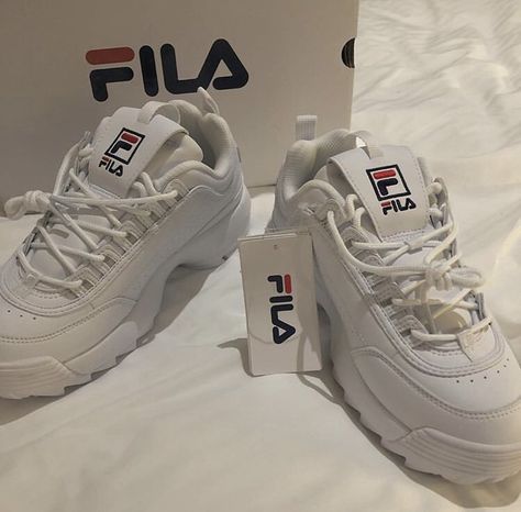 Fila White Shoes, Vsco Shoes, White Filas, Dorm List, Shoes Fila, Goth Shoes, Fits Aesthetic, Fila Shoes, Cute Nike Shoes