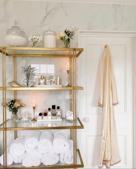 Gold Shelving, Bathroom Decor Apartment, Ideas Hogar, Dream House Interior, White Towels, Apartment Inspiration, Room Inspiration Bedroom, Dream House Decor, Design Case