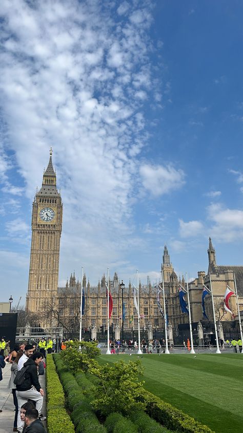 Sunny day out in London. Amazing picture of the famous Big Ben. England Famous Places, London In One Day, Studying In London, London Famous Places, Big Ben Aesthetic, Sunny London, English City, London Big Ben, Study In London