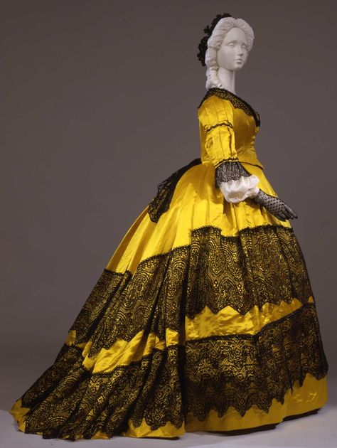 Dress in silk satin with silk lace trim, ca. 1865, Galleria del Costume di Palazzo Pitti, 00000214 1860s Dresses, Victorian Gown, 1860 Fashion, Historical Costuming, 1800s Fashion, 19th Century Fashion, Full Dress, Reception Dress, Historical Dresses