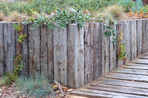 Sleeper Retaining Wall Ideas, Vertical Sleeper Retaining Wall, Driveway Farmhouse, Sleeper Decking, Railway Sleepers Garden, Sleeper Wall, Sleeper Retaining Wall, Garden Dividers, Sleepers In Garden