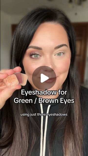 Brown Eye Makeup For Green Eyes, Easy Eyeshadow For Green Eyes, Easy Brown Eyeshadow Looks, Makeup For Brown Hair Green Eyes, Smokey Eye For Green Eyes Step By Step, Eye Makeup For Hazel Green Eyes, Olive Skin Eyeshadow Brown Eyes, Daytime Makeup For Green Eyes, Eyeshadow For Light Brown Eyes