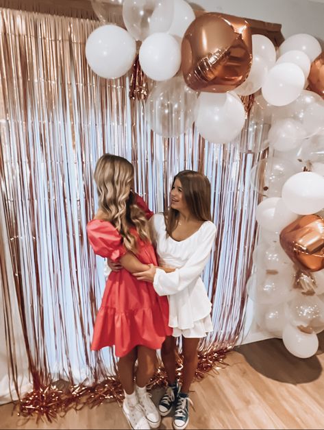 Birthday Photo Op Ideas, Birthday Pictures With Friends, Bday Photo Ideas, Preppy People, Preppy Birthday, 13 Birthday, Preppy Party, Birthday Photo Booths, Cute Birthday Ideas