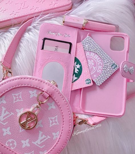 🎀 KIMMY 𝓛𝓾𝔁𝓮 𝓓𝓸𝓵𝓵𝓼 ♡ 🎀 on Instagram: “A peek inside of our pink 𝒦𝒾𝓂𝓂𝓎 𝐿𝓊𝓍𝑒 𝒟𝑜𝓁𝓁𝓈 phone case 😻😻 these are our very first phone cases with our logo and I am so excited and happy…” Kimmy Luxe Dolls, Cambridge Satchel Company, Pink Aesthetic, So Excited, Instagram A, Satchel, Phone Case, Phone Cases, Dolls