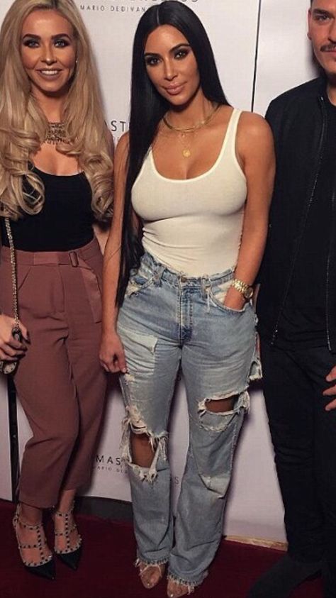 Kim Kardashian Jeans Outfit, White Pants Black Top Outfit, Kim Kardashian Jeans, Summer House Party Outfit, Kim Kardashian Casual Outfits 2022, Kim Kardashian Style Casual, Los Angeles Outfits, Kim Kardashian Cargo Jeans, Kim Kardashian Denim