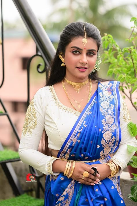 Bengali Saree Look, Wedding Makeover, Bengali Saree, Saree Wearing, Saree Wearing Styles, Indian Bridal Photos, Bengali Bride, Bengali Wedding, Beautiful Women Over 40