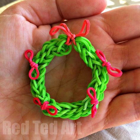 During the Summer holidays, when we were in the middle of our “Rainbow Loom” fever, teh kids and I came up with this super cute and simple Rainbow Loom Wreath idea – it works great as a Christmas Wreath ornament and is even cuter on our Fairy Door as a Christmas decoration. As we like … Rainbow Loom Christmas, Rainbow Loom Tutorials, Rainbow Loom Patterns, Rainbow Loom Bands, Rainbow Loom Bracelets, Fun Christmas Decorations, Loom Bands, Rainbow Loom, Easy Crafts For Kids