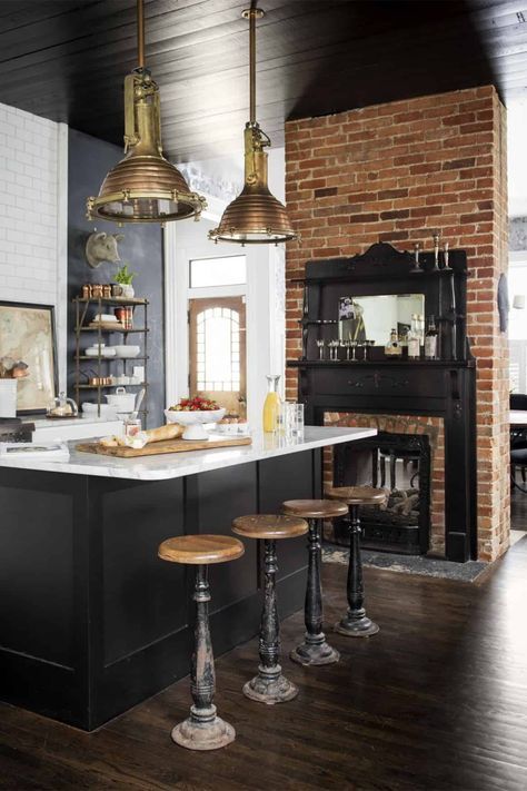 black cabinets with exposed brick wall kitchen - Trendir Industrial Decor Kitchen, Industrial Kitchen Design, Black Kitchen Cabinets, Industrial Interiors, Primitive Kitchen, Industrial Kitchen, Black Kitchen, Black Cabinets, Painted Ceiling